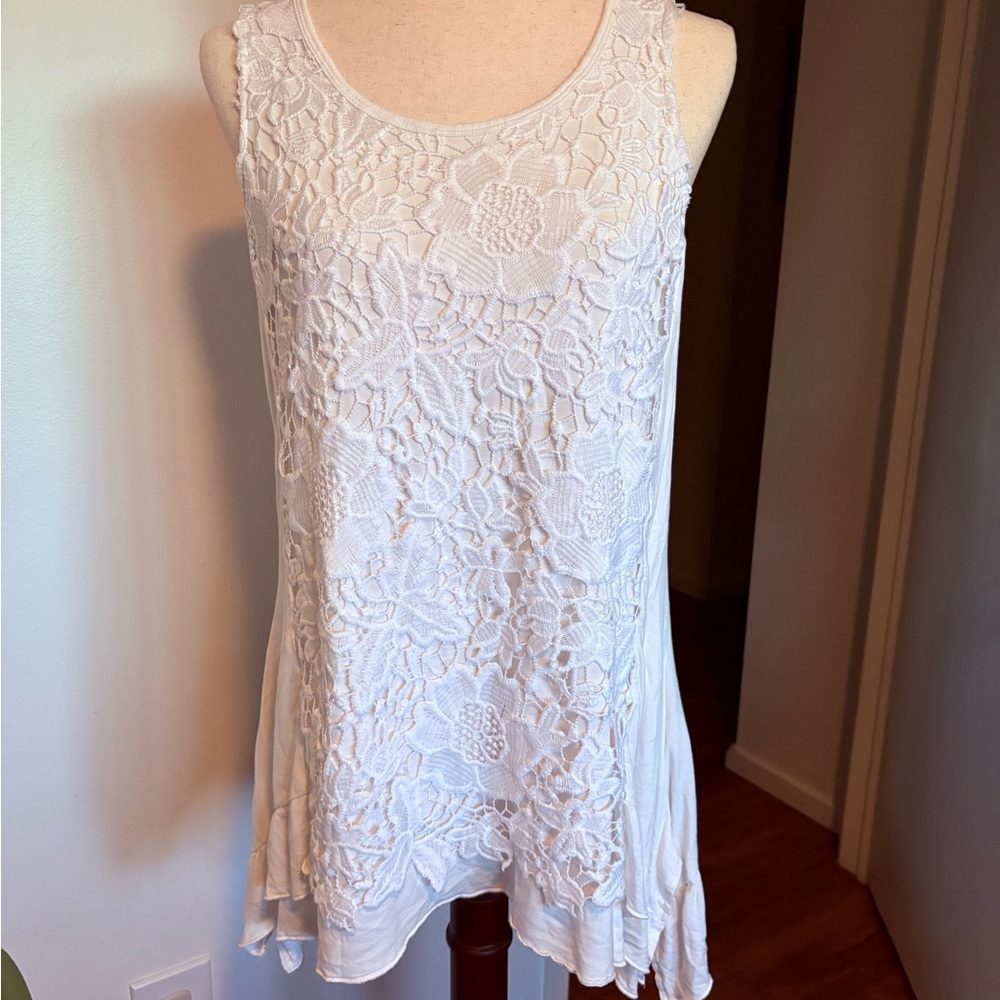 Elegant White Lace Sleeveless Tunic